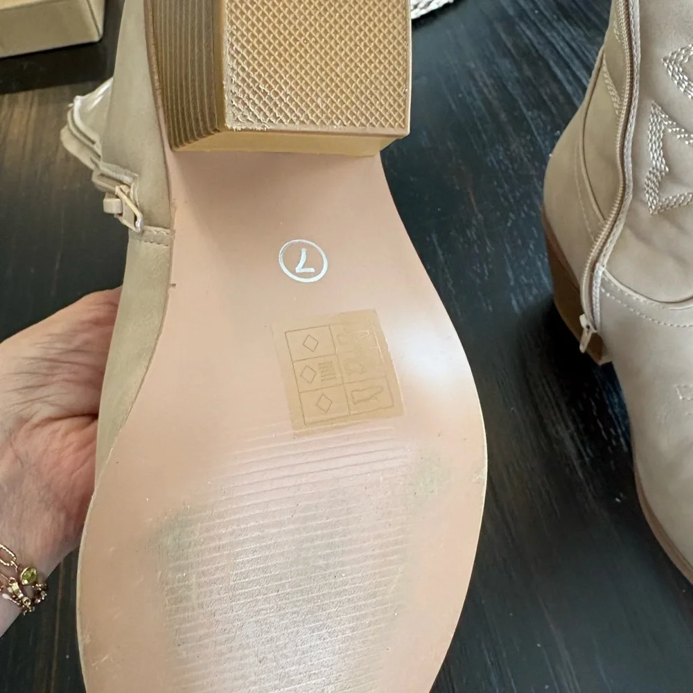 Women’s Cream Western Embroidered Cowboy Boots - Picture 4 of 5